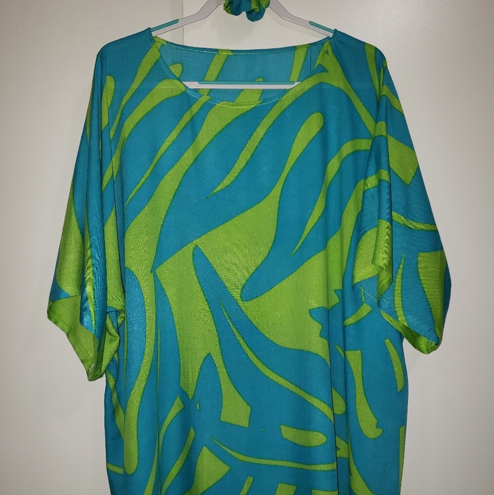 Tunic/dress top.  GIANT LAUAE print.